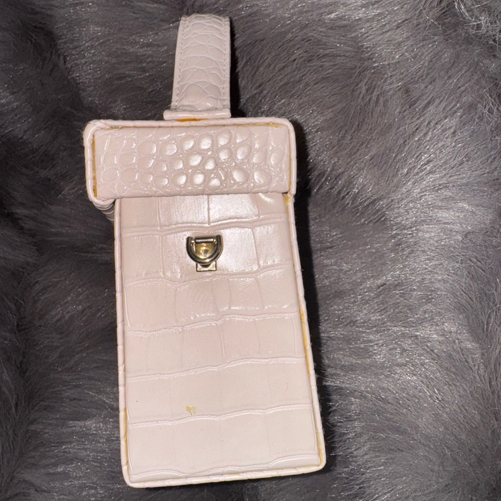 Beautiful Zara mini trunk. Cream, croc print. Metal crossbody chain included. - Picture 4 of 7
